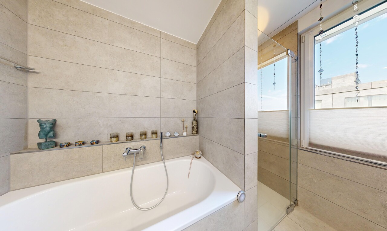 bad mit tile wall, fliesenwand, bad, dusche, und day time