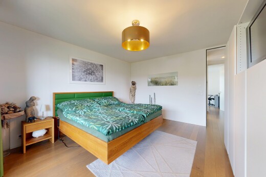 zimmer / schlafzimmer mit wood finish floor, holzfußboden, drywall, gipskartonwand, und inside property