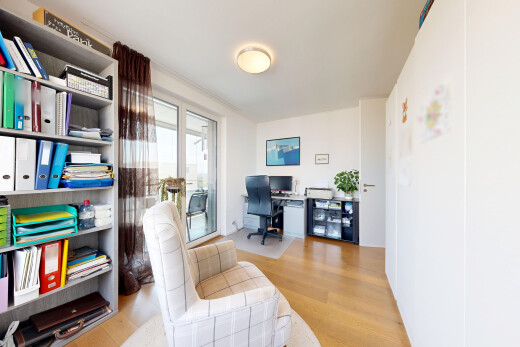 büro mit wood finish floor, holzfußboden, drywall, gipskartonwand, und fernseher