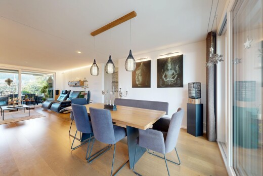 wohn- / esszimmer mit wood finish floor, holzfußboden, inside property, drywall, und gipskartonwand