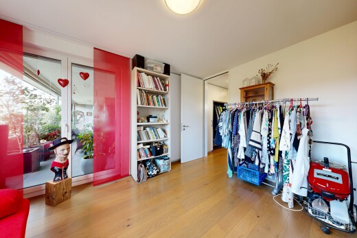 begehbarer kleiderschrank mit holzfußboden und wood finish floor
