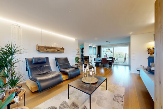 wohn- / esszimmer mit wood finish floor, holzfußboden, drywall, gipskartonwand, und einbauleuchten