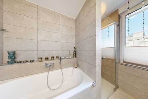 bad mit tile wall, fliesenwand, bad, dusche, und day time