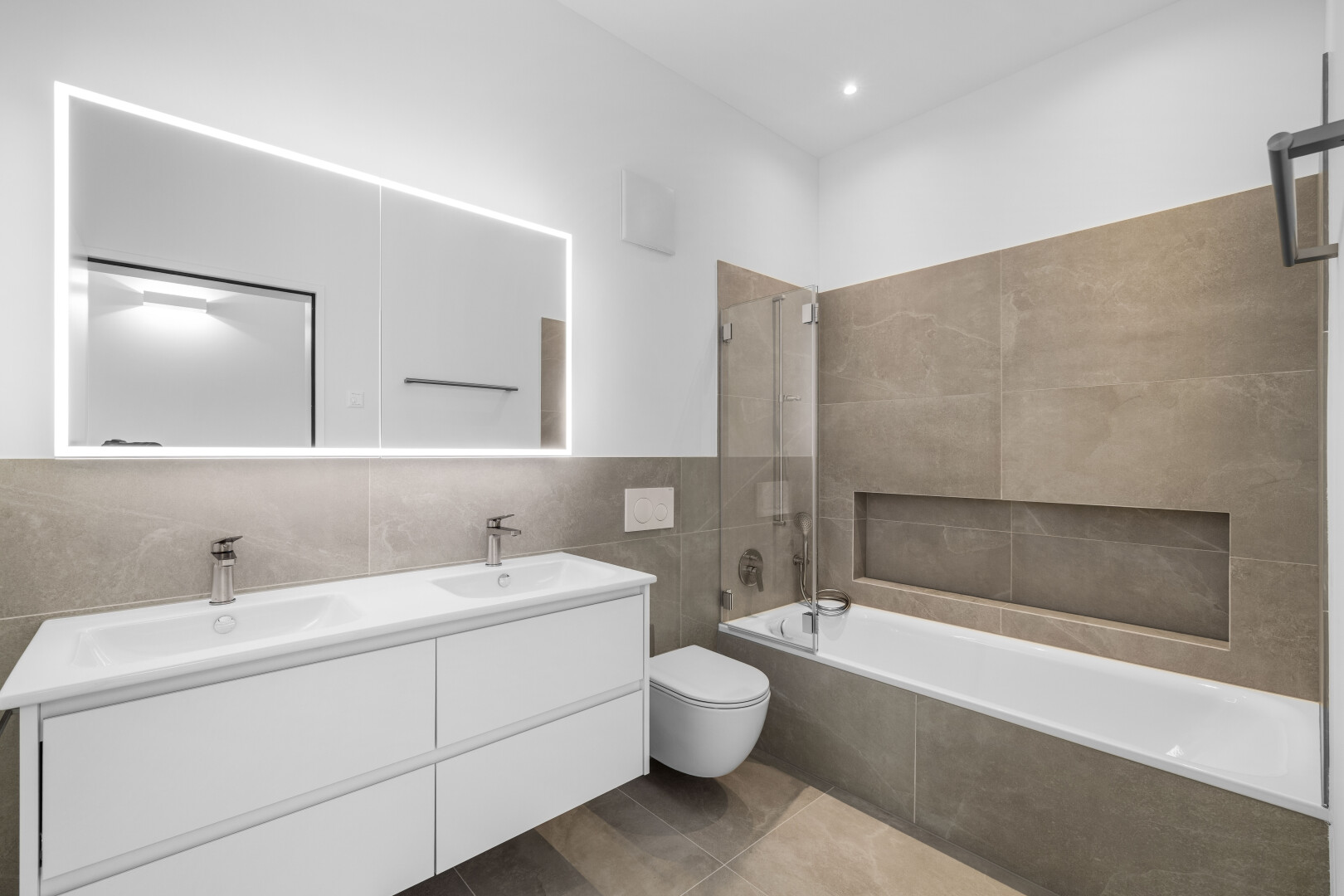 salle de bains avec douche-bain combinés, double vasque, salle de bain complète, mur en carrelage, et tile wall