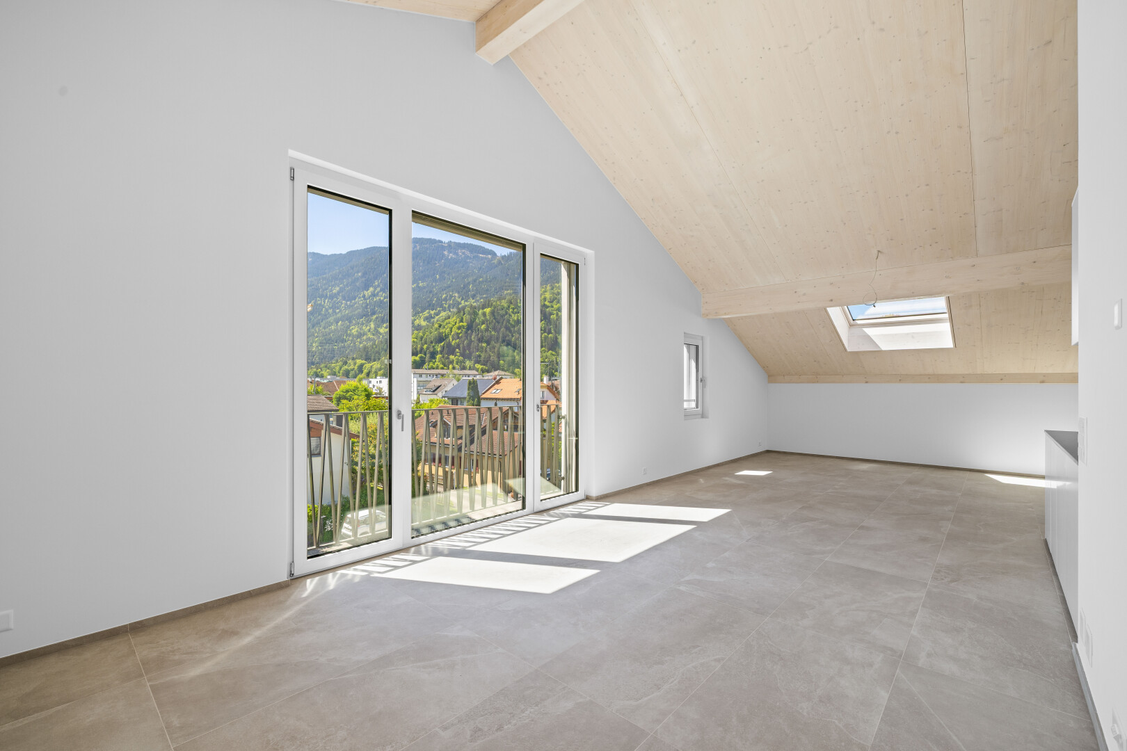 pièce vide avec inside property, plafond voûté, vaulted ceiling, pièce supplémentaire, et cloison sèche