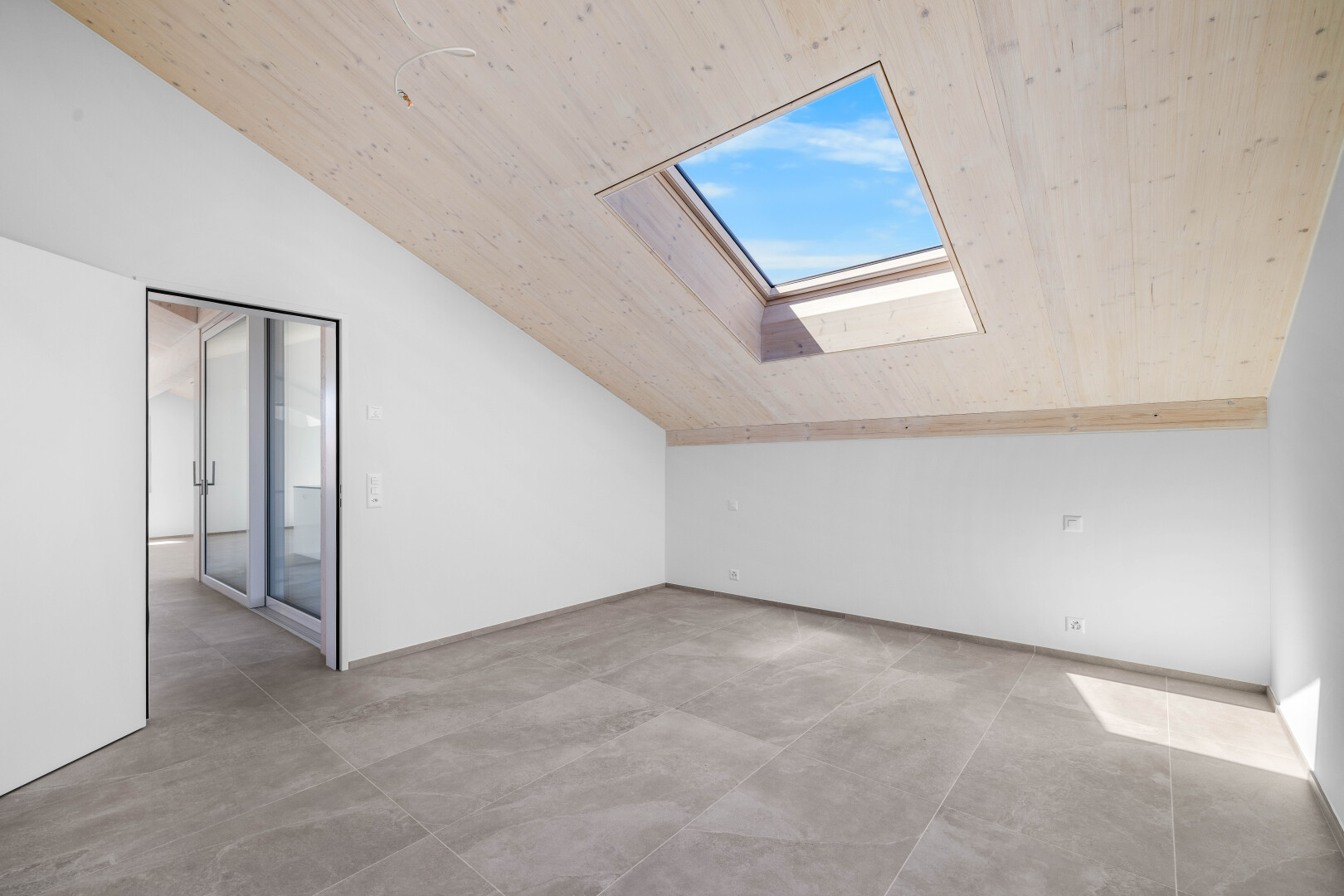 pièce vide avec vaulted ceiling, plafond voûté, drywall, cloison sèche, et inside property