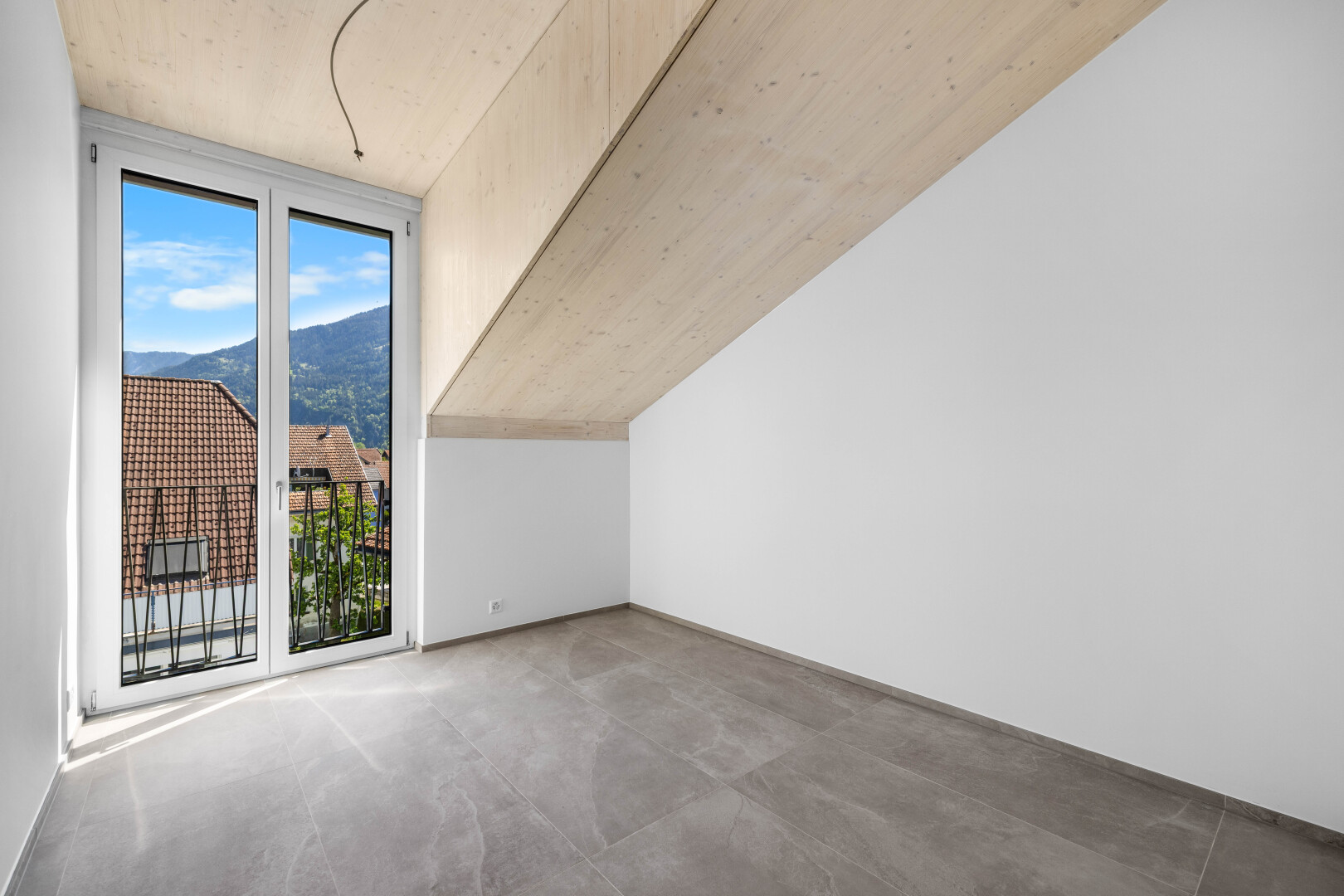 pièce vide avec mountain view, vue sur la montagne, inside property, cloison sèche, et drywall