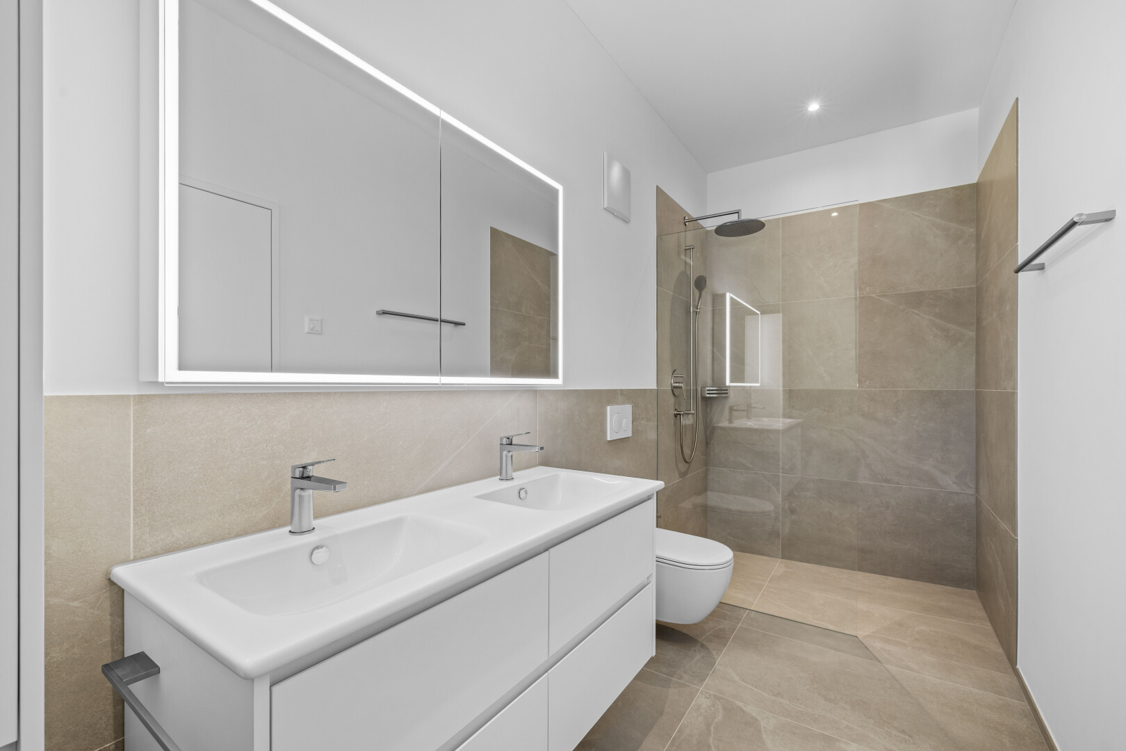 salle de bains avec double vasque, salle de bain complète, douche, inside property, et light floor