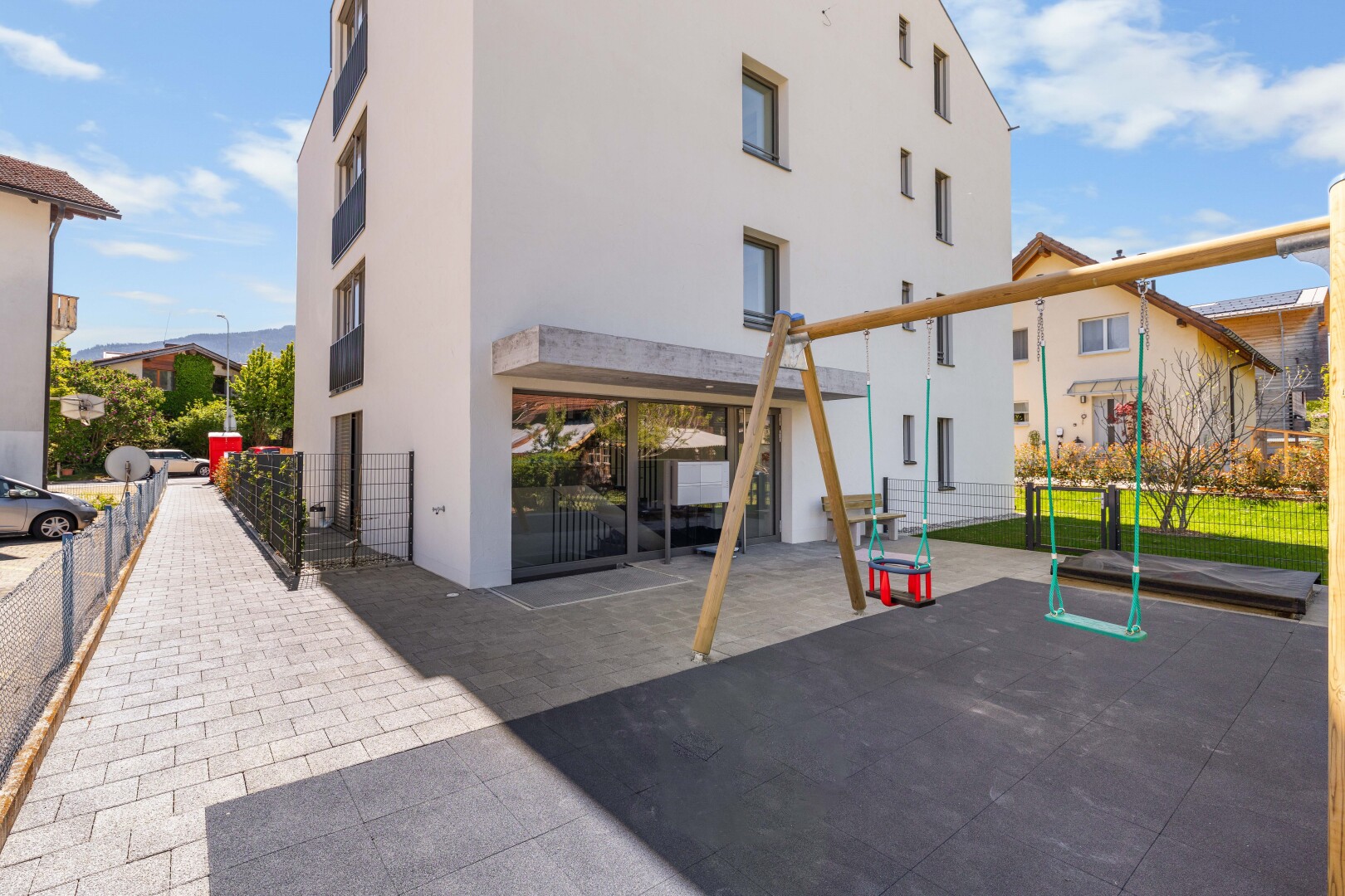 extérieur du bâtiment avec day time, clôture, from community, apartment complex view, et vue sur le complexe d'appartements