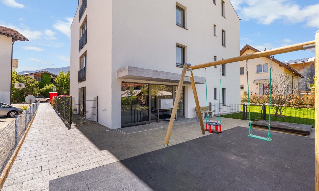 außenansicht mit day time, zaun, from community, apartment complex view, und blick auf wohnanlage