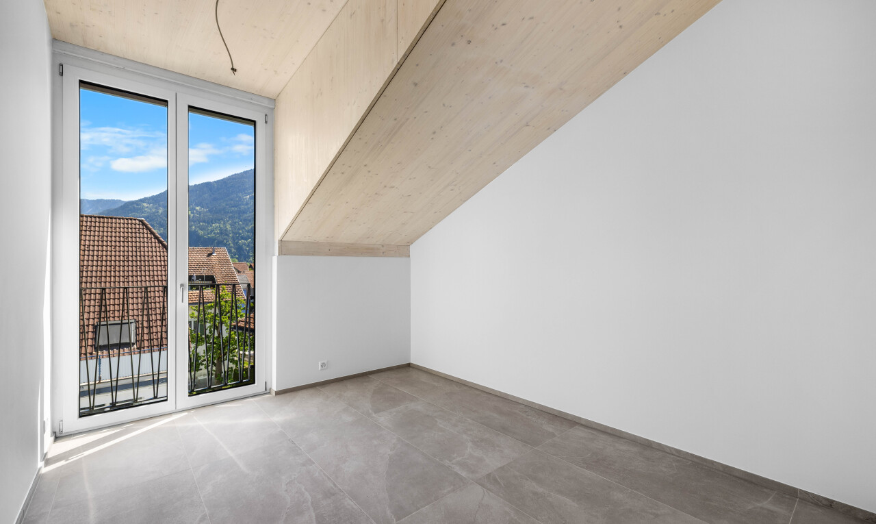 pièce vide avec mountain view, vue sur la montagne, inside property, cloison sèche, et drywall