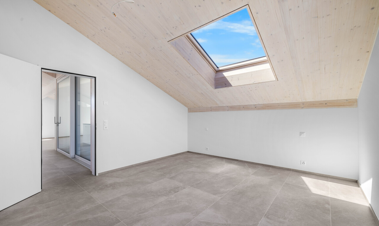 pièce vide avec vaulted ceiling, plafond voûté, drywall, cloison sèche, et inside property