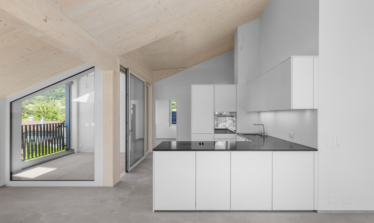 cuisine avec péninsule de cuisine, kitchen peninsula, four, sol en béton, et concrete floor