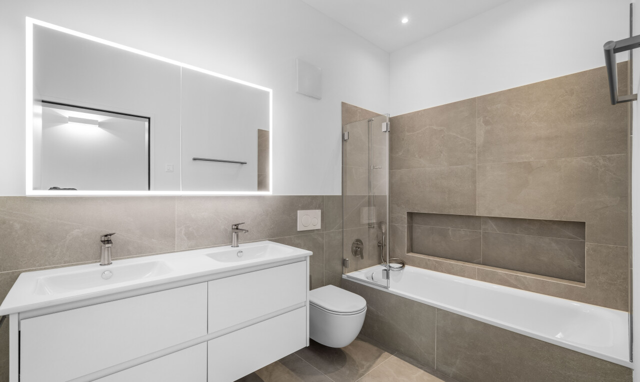 bad mit kombiniertes bad / dusche, doppelwaschtisch, komplettes badezimmer, fliesenwand, und tile wall