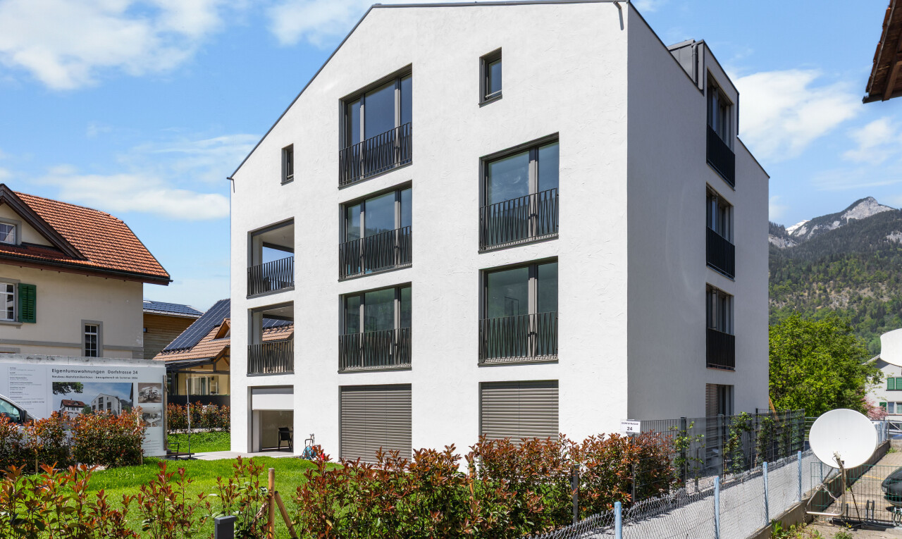 außenansicht mit day time, blick auf wohnanlage, apartment complex view, zaun, und from community