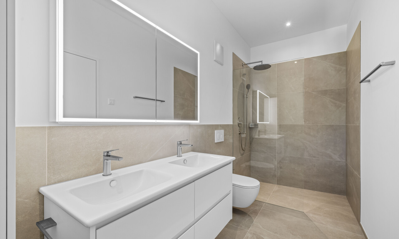 bad mit doppelwaschtisch, komplettes badezimmer, dusche, inside property, und light floor