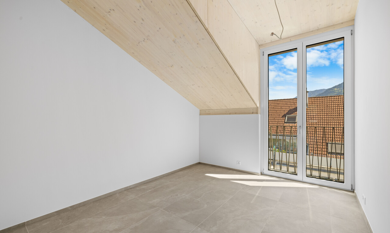 leerer raum mit drywall, gipskartonwand, natural light, natürliches licht, und inside property