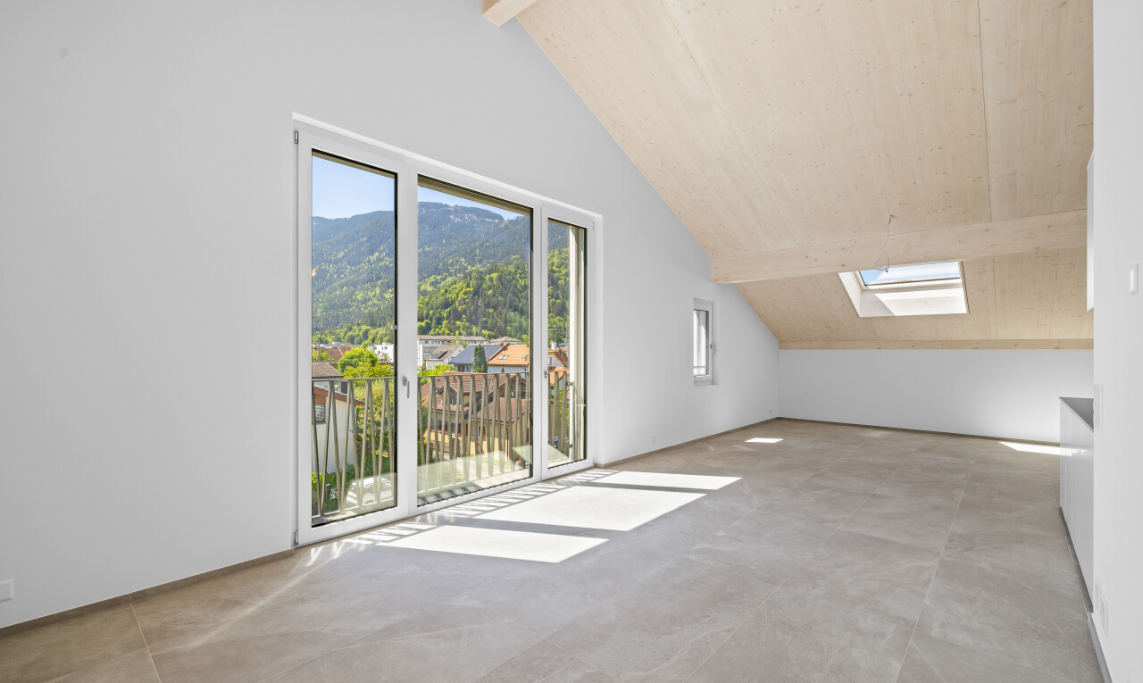 pièce vide avec inside property, plafond voûté, vaulted ceiling, pièce supplémentaire, et cloison sèche