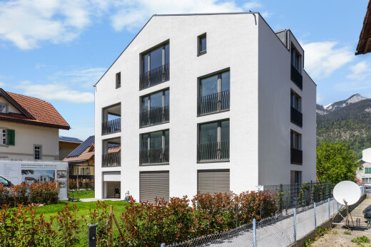 extérieur du bâtiment avec day time, vue sur le complexe d'appartements, apartment complex view, clôture, et from community