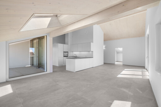 cuisine avec opens to living area, ouvert sur l'espace de vie, vaulted ceiling, plafond voûté, et white cabinets