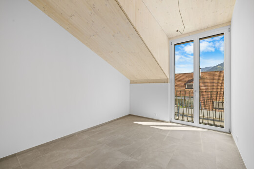 pièce vide avec drywall, cloison sèche, natural light, lumière naturelle, et inside property