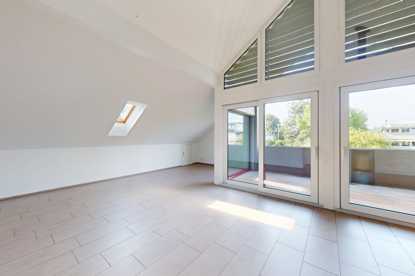 pièce vide avec plafond voûté, vaulted ceiling, puits de lumière, lumière naturelle, et natural light