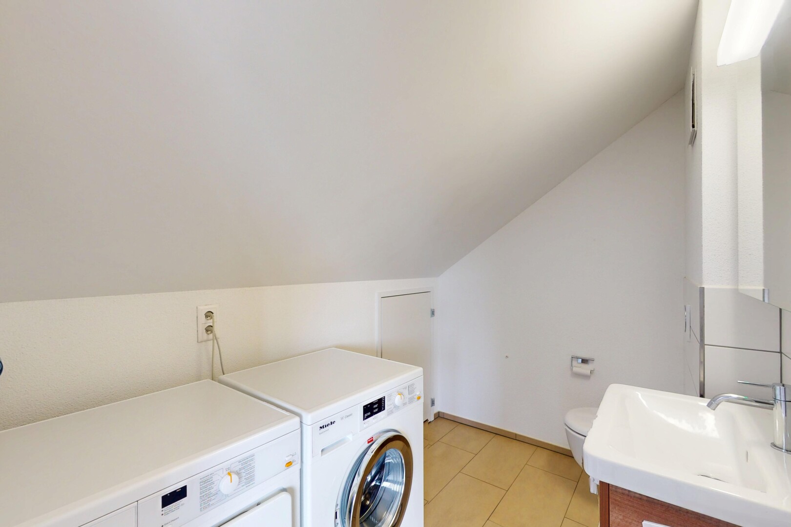 buanderie avec inside property, plafond bas, low ceiling, cloison sèche, et drywall