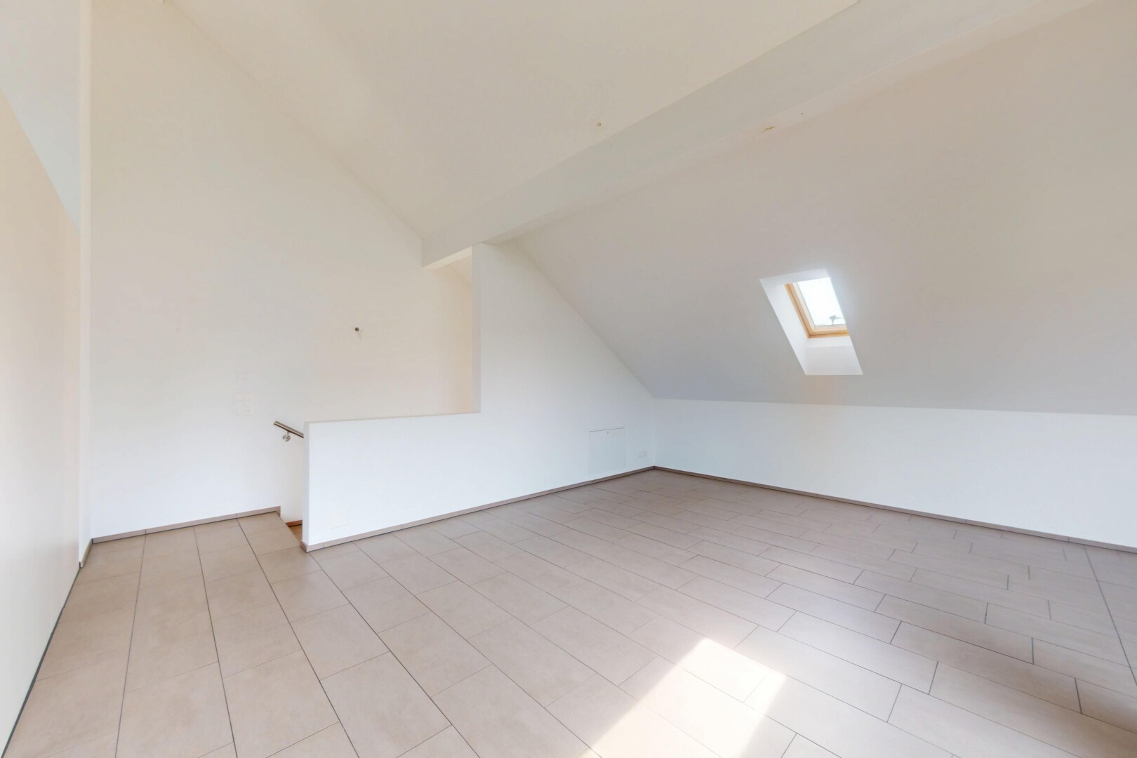 pièce vide avec vaulted ceiling, plafond voûté, puits de lumière, inside property, et drywall
