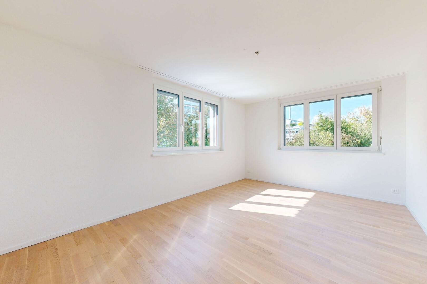 pièce vide avec day time, wood finish floor, sol en finition bois, drywall, et cloison sèche