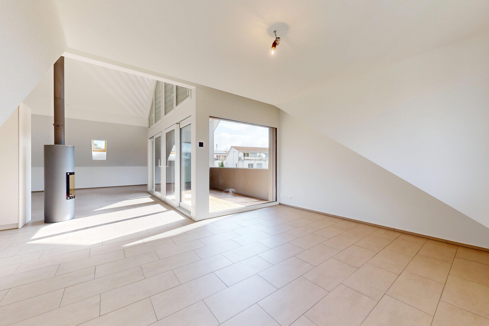 pièce vide avec vaulted ceiling, plafond voûté, drywall, cloison sèche, et inside property