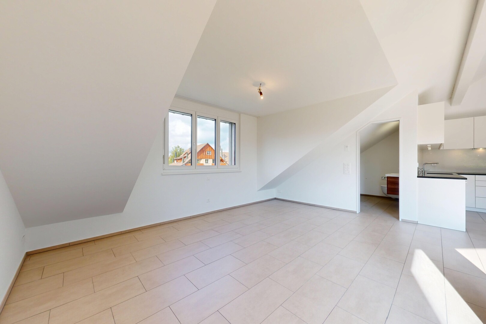 pièce vide avec pièce supplémentaire, lumière naturelle, natural light, inside property, et cloison sèche