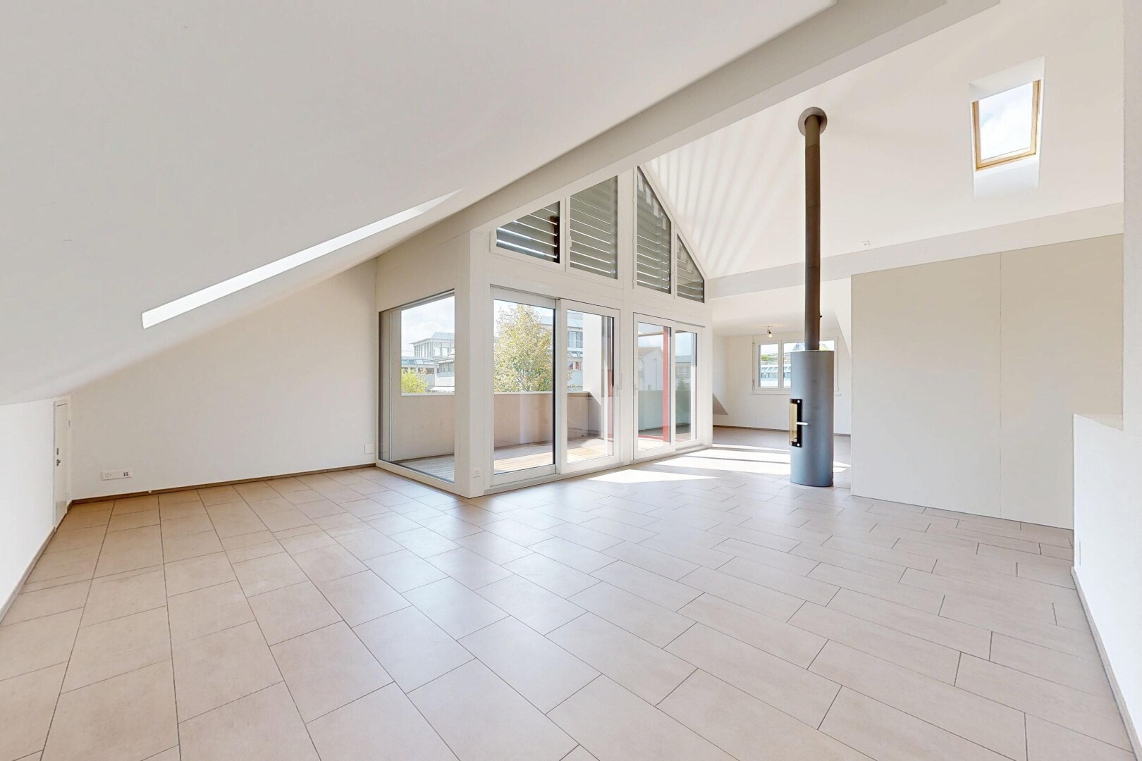 pièce vide avec vaulted ceiling, plafond voûté, puits de lumière, inside property, et natural light