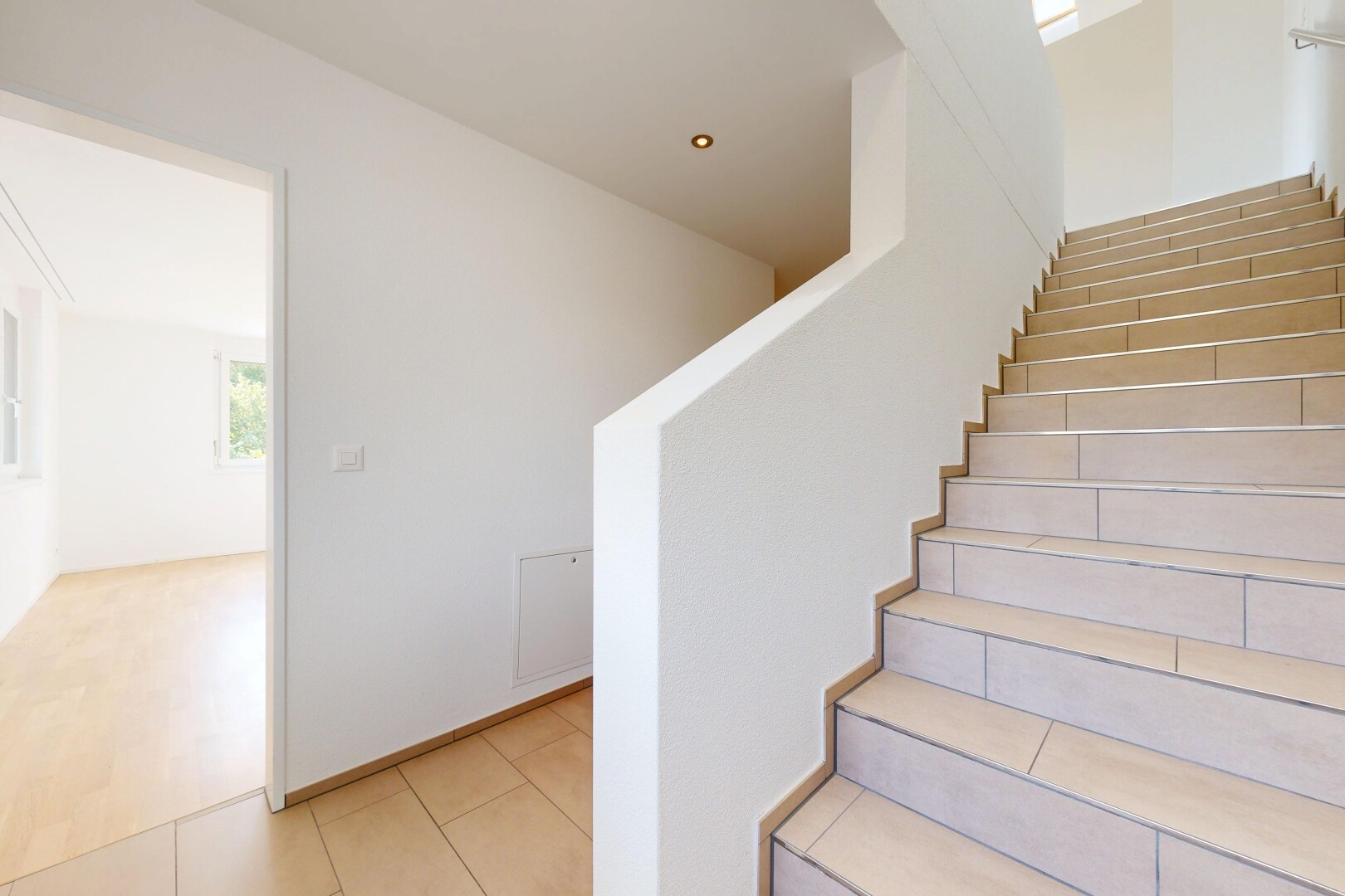 escaliers avec natural light, lumière naturelle, drywall, cloison sèche, et tile floor