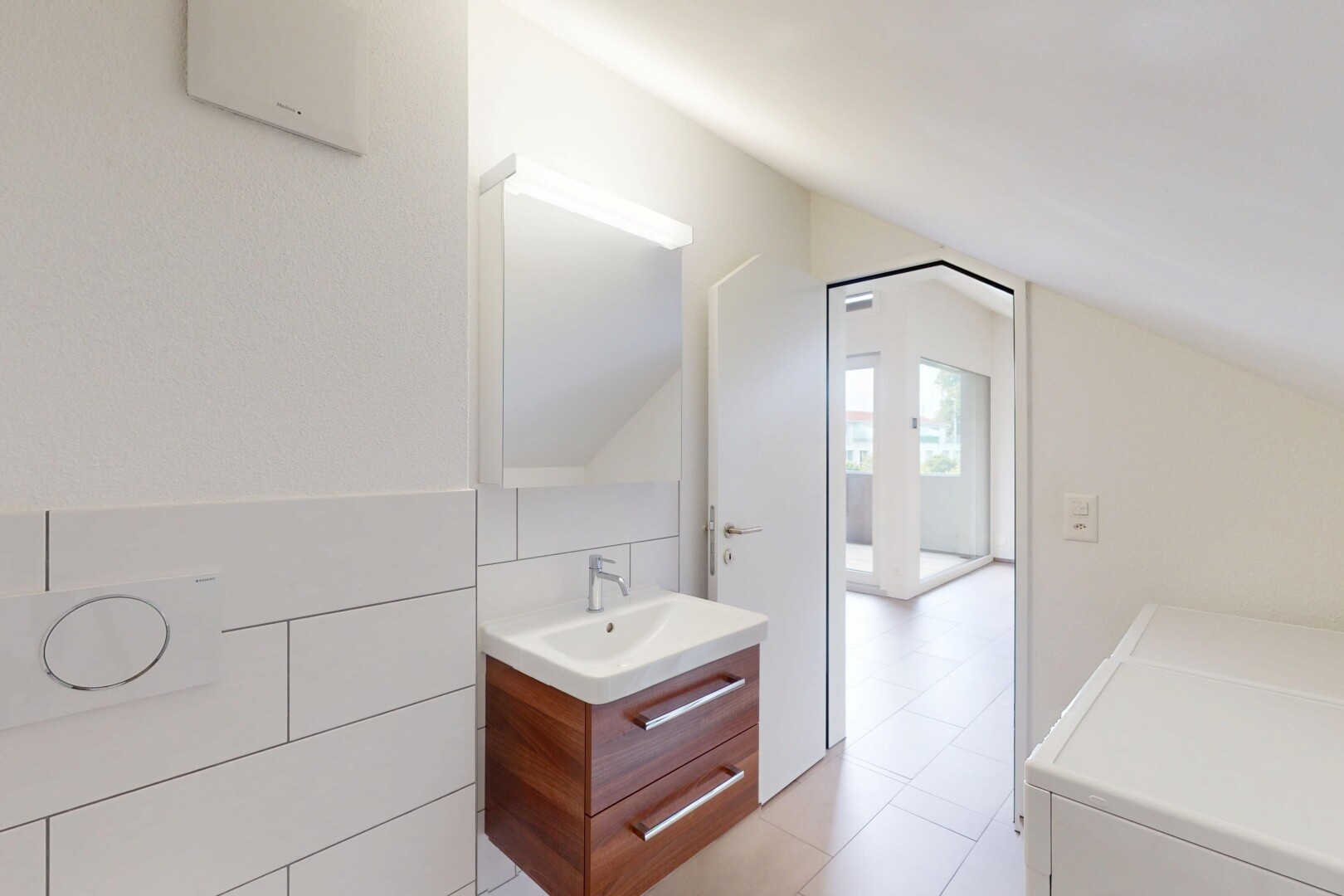 salle de bains avec natural light, lumière naturelle, miroir, lavabo (ou coiffeuse selon le contexte), et drywall
