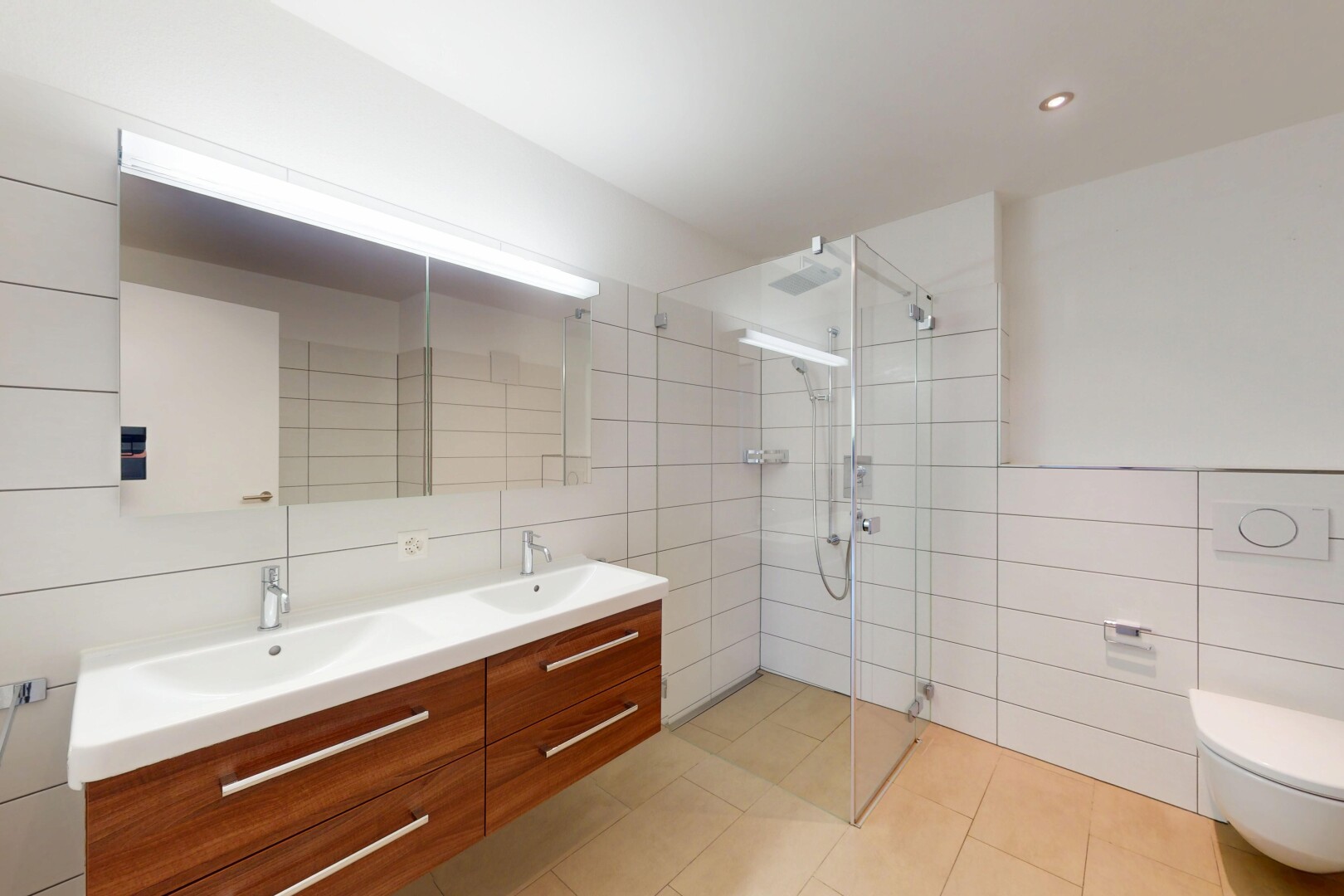 salle de bains avec mur en carrelage, tile wall, miroir, salle de bain complète, et inside property