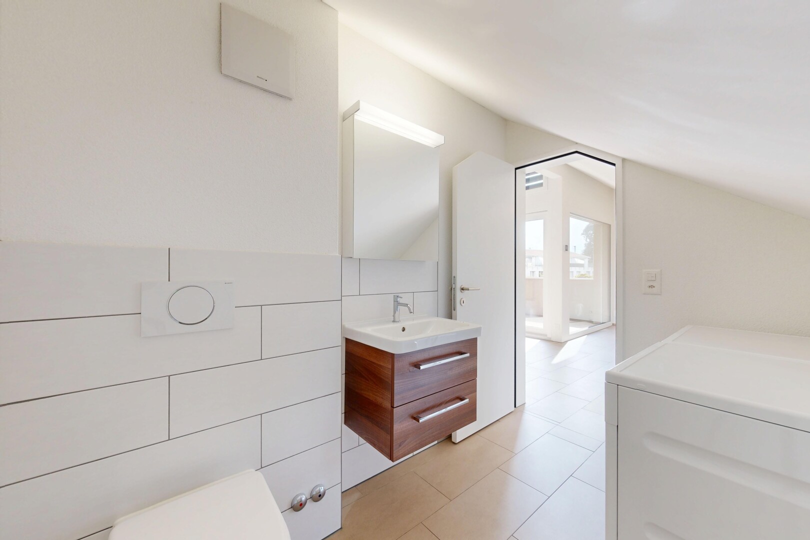 salle de bains avec lavabo (ou coiffeuse selon le contexte), miroir, inside property, cloison sèche, et drywall