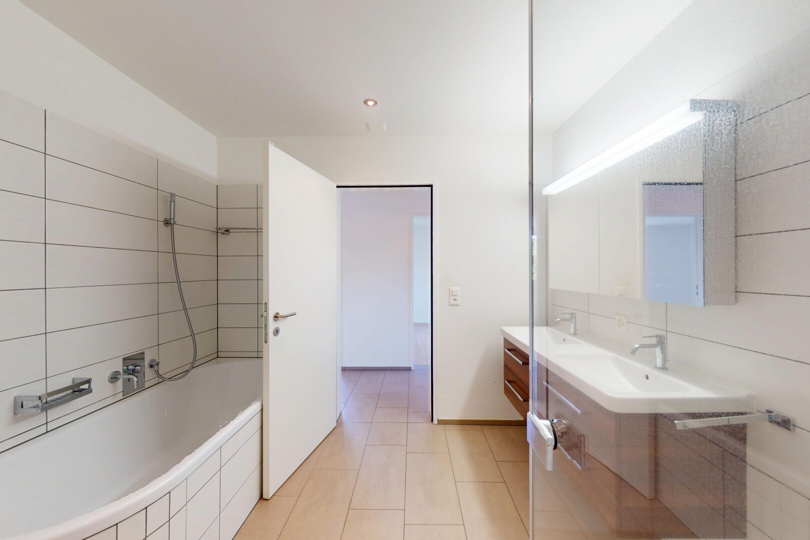 salle de bains avec miroir, salle de bain complète, inside property, tile tub, et cloison sèche