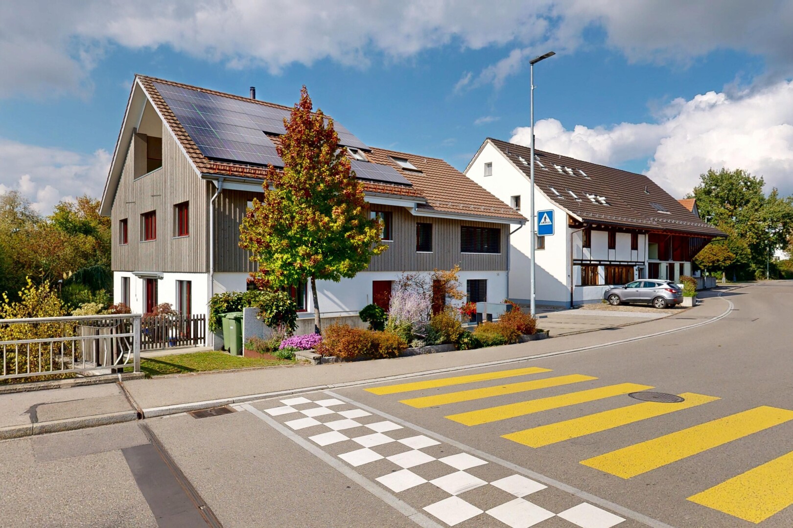 façade avec bardage vertical, panneaux solaires, day time, et property visible