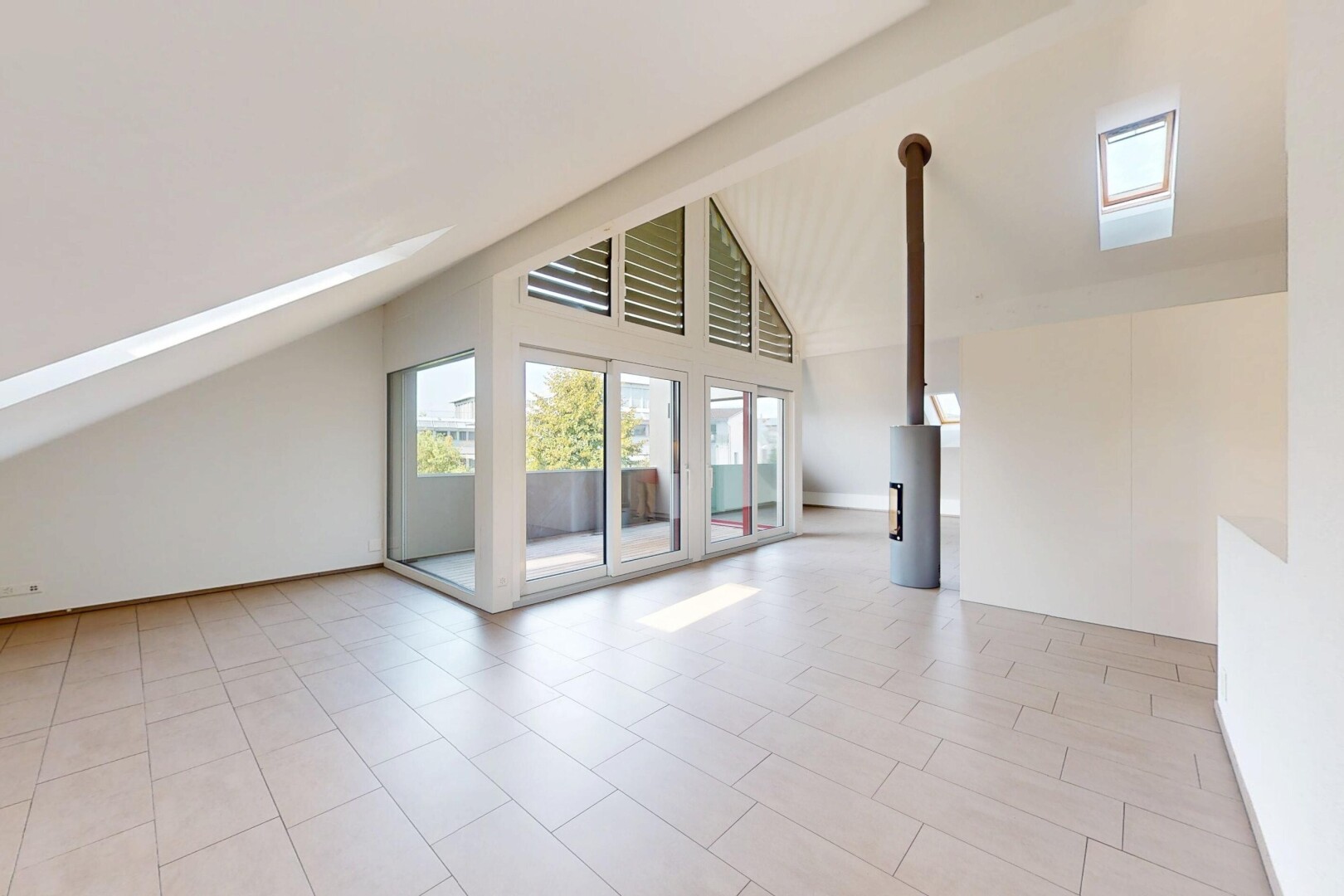 pièce vide avec puits de lumière, plafond voûté, vaulted ceiling, lumière naturelle, et natural light