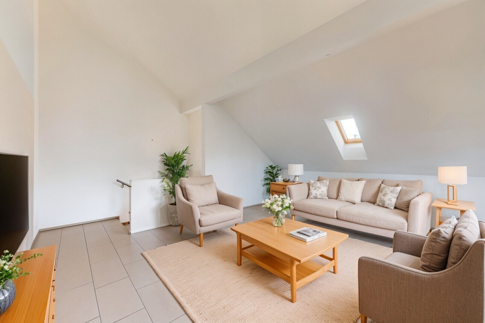 pièce vide avec vaulted ceiling, plafond voûté, puits de lumière, inside property, et drywall