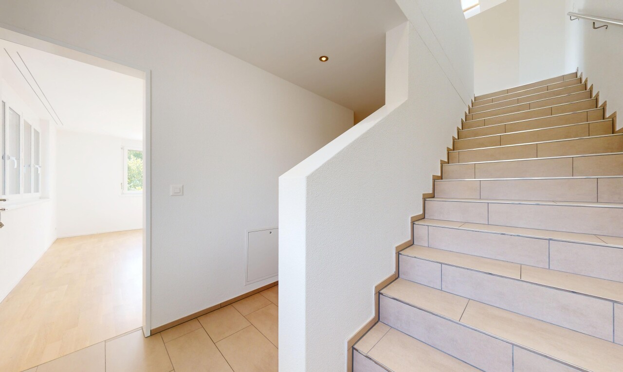 escaliers avec natural light, lumière naturelle, drywall, cloison sèche, et tile floor