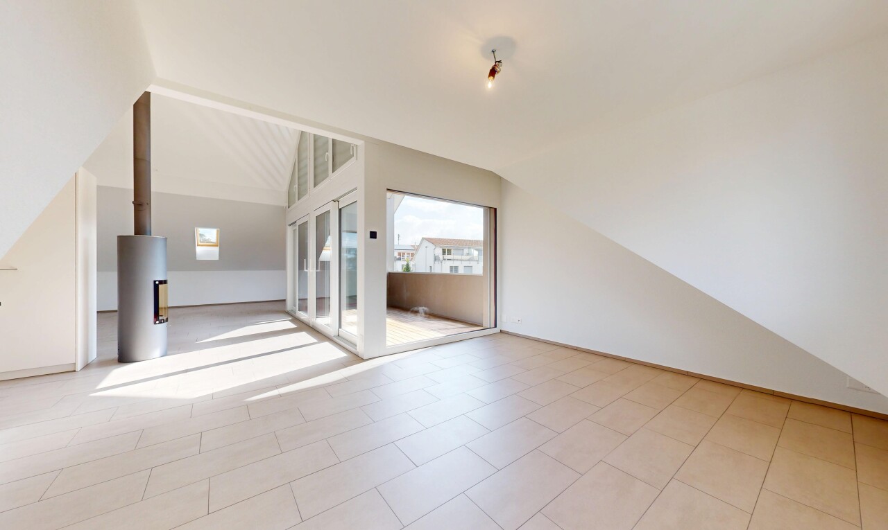 pièce vide avec vaulted ceiling, plafond voûté, drywall, cloison sèche, et inside property