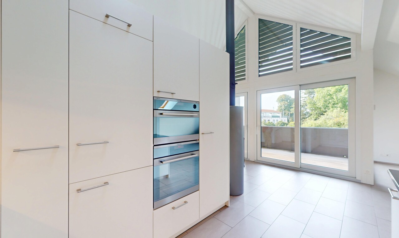 cuisine avec four double, lumière naturelle, natural light, plafond haut, et high ceiling
