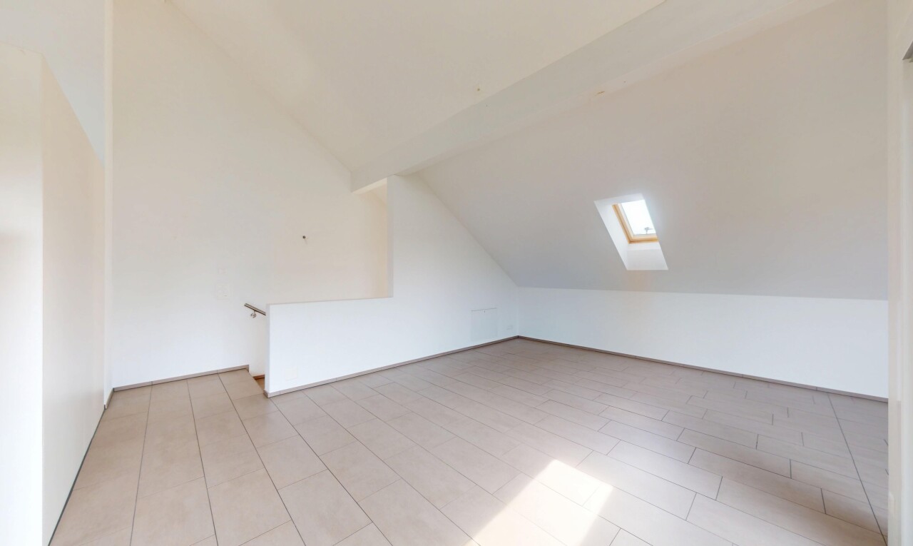 pièce vide avec vaulted ceiling, plafond voûté, puits de lumière, inside property, et drywall