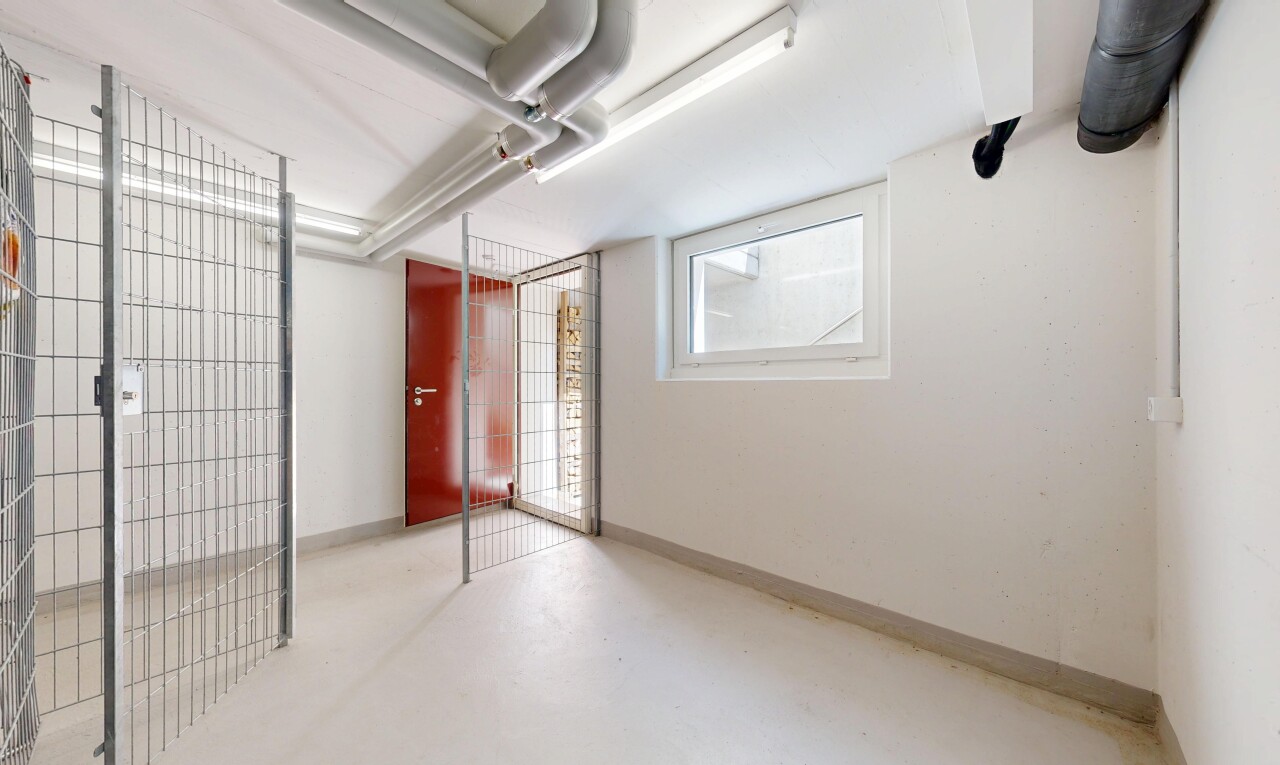 pièce vide avec drywall, cloison sèche, natural light, lumière naturelle, et inside community
