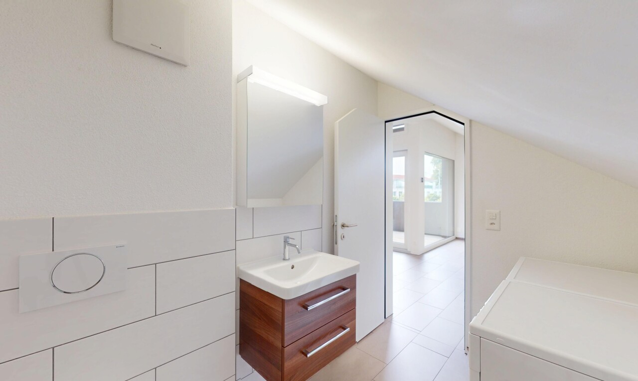 salle de bains avec natural light, lumière naturelle, miroir, lavabo (ou coiffeuse selon le contexte), et drywall
