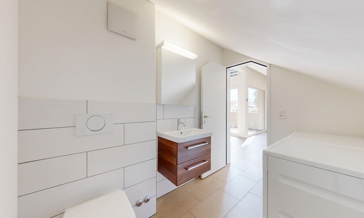 salle de bains avec lavabo (ou coiffeuse selon le contexte), miroir, inside property, cloison sèche, et drywall
