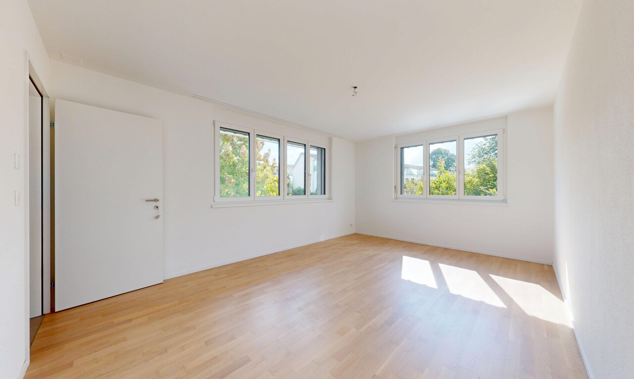 pièce vide avec inside property, natural light, lumière naturelle, wood finish floor, et sol en finition bois