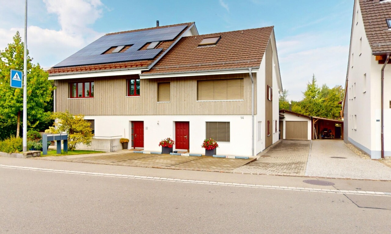 façade avec property visible, bardage vertical, day time, et panneaux solaires