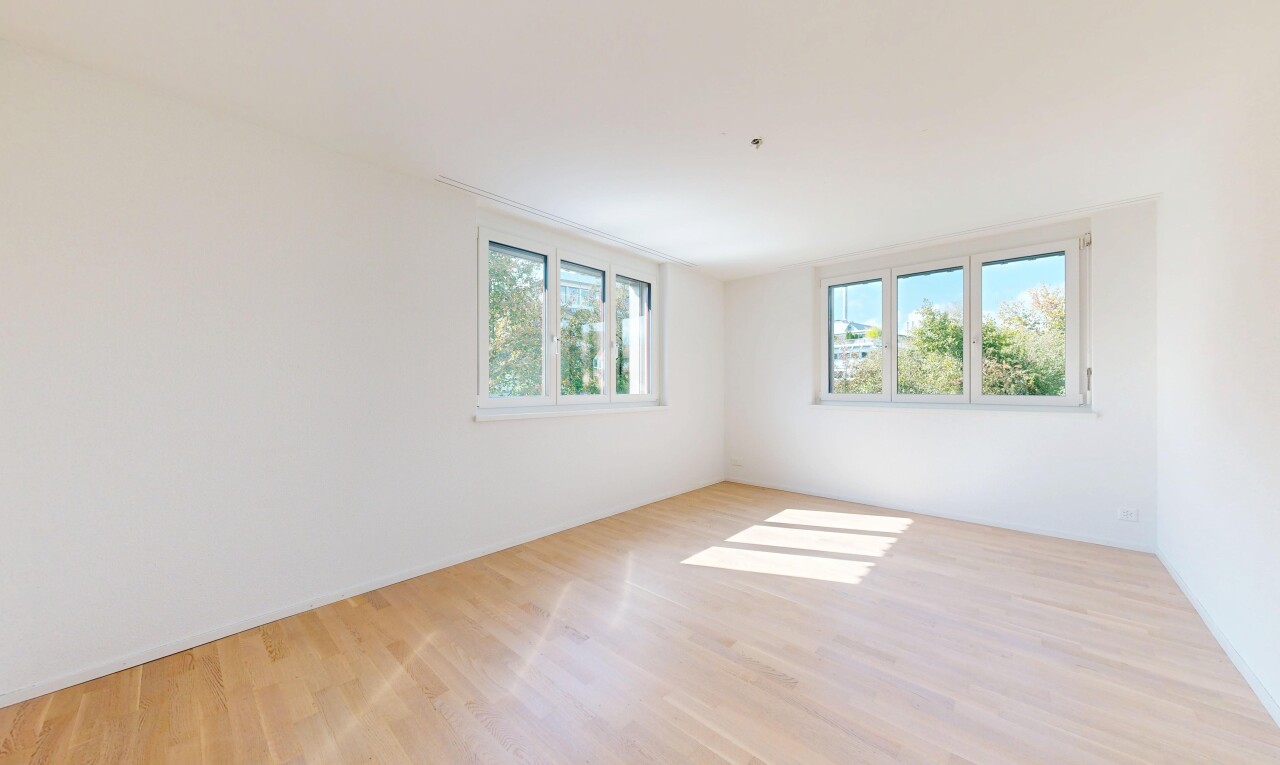pièce vide avec day time, wood finish floor, sol en finition bois, drywall, et cloison sèche